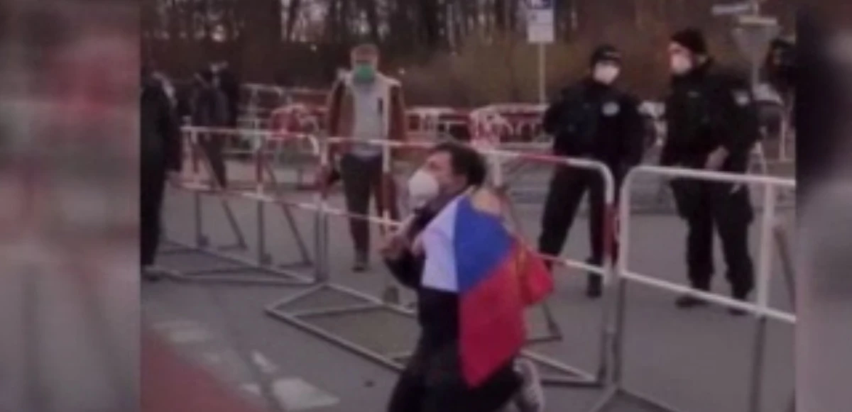 Rus protestocu Ukraynalıların önünde diz çöktü