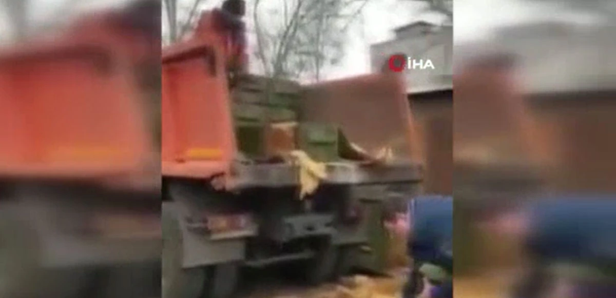 Ukrayna’da sokakta sivillere silah dağıtıldı!