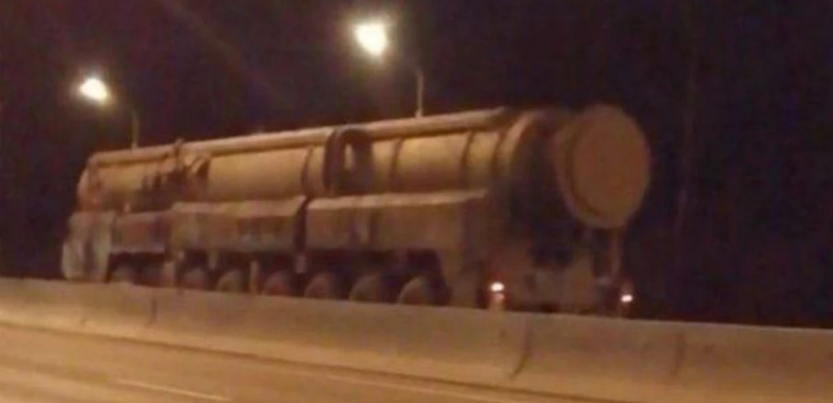 Topol-M balistik füzesi Moskova yollarında görüntülendi