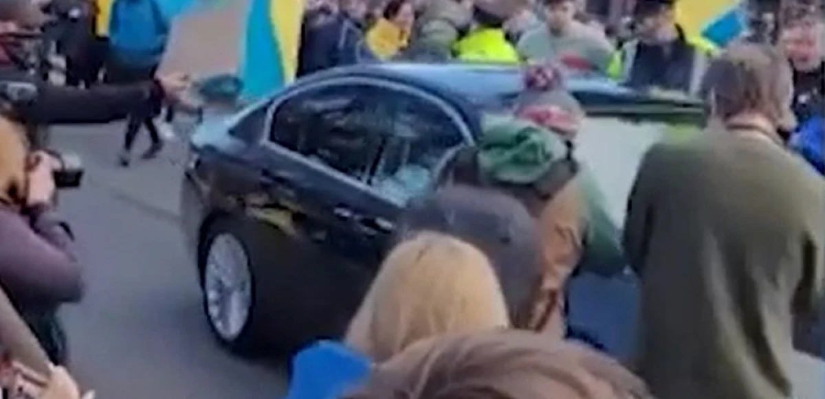 İrlanda'da protestocular Rus Büyükelçisi'nin aracını tekmeledi