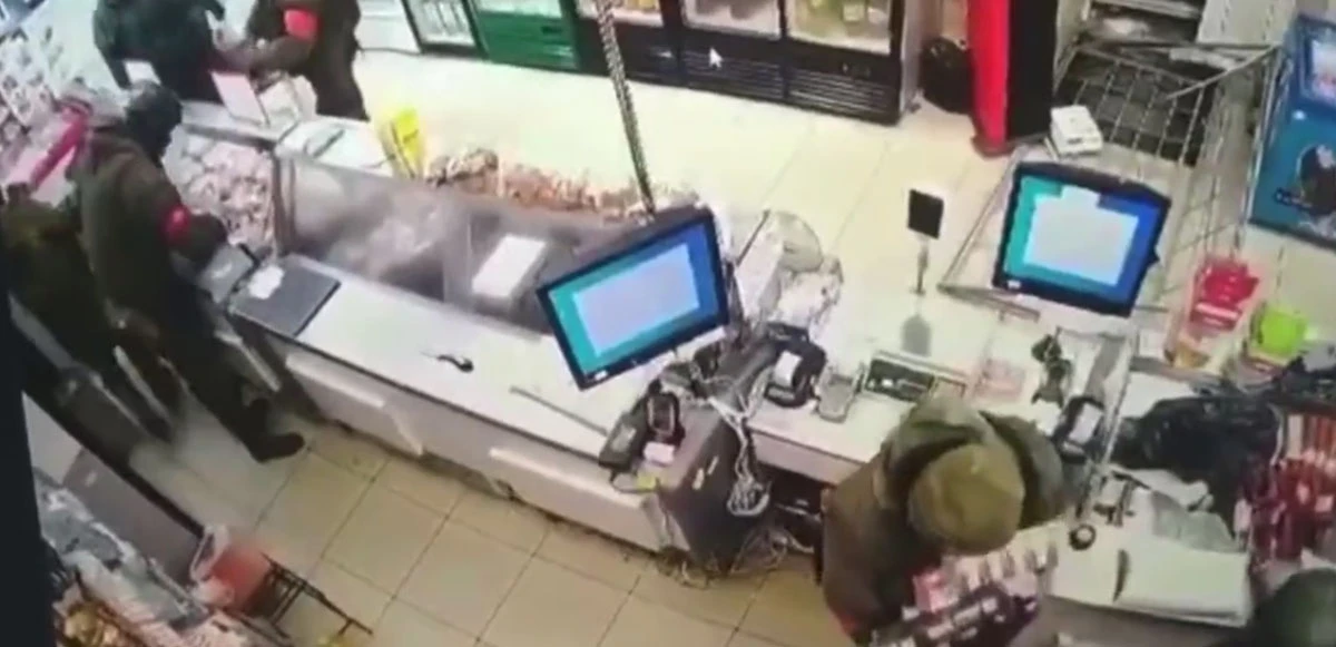Rus askerleri Ukrayna'da marketleri yağmaladı