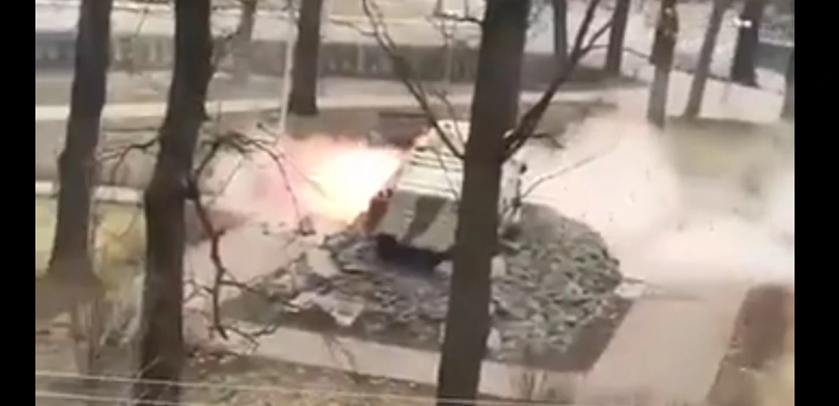 Ukrayna Ruslarla dalga geçiyor! Heykeli gerçek sanıp ateş ettiler