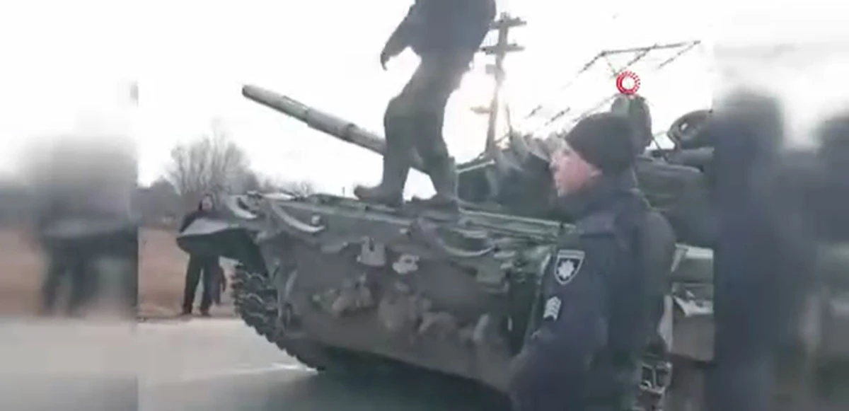 Ukrayna'da siviller Rus tankını böyle durdurdu