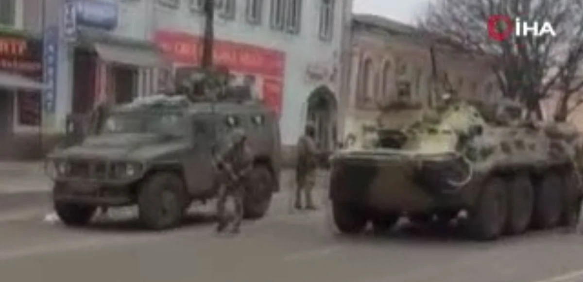 Tankın önüne geçerek milli marş okudular