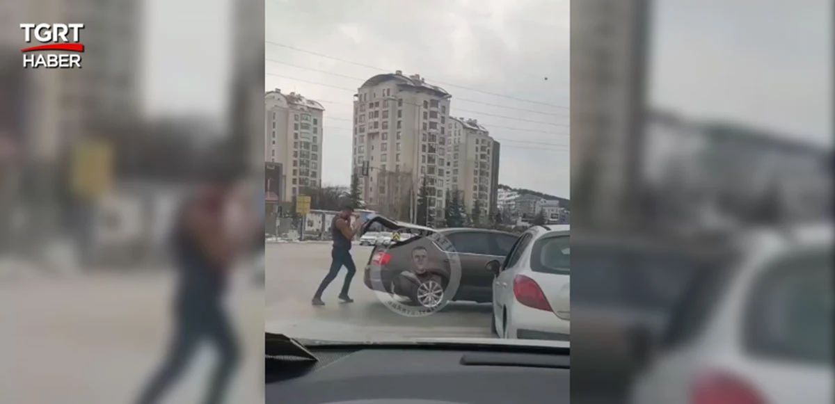 Hem suçlu hem güçlü! Kırmızı ışıkta geçti, kornaya kızdı, çekiçle saldırdı