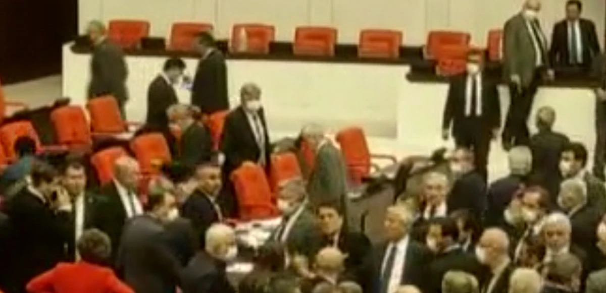 TBMM'de yumruk yumruğa kavga: Milletvekilleri birbirine girdi