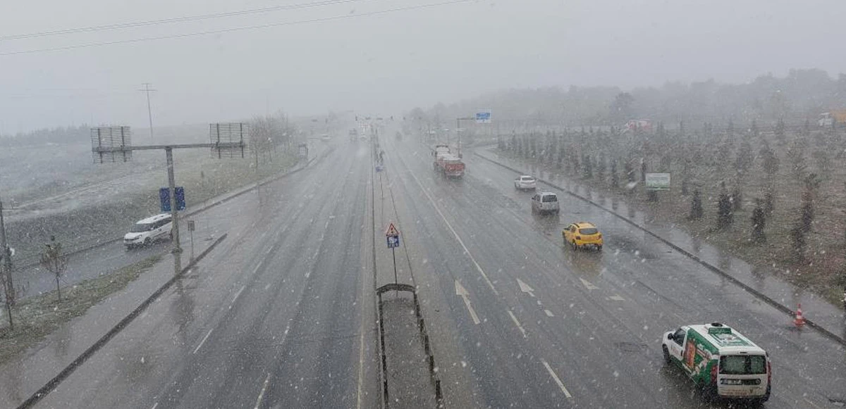 İstanbul'un yüksek kesimlerinde kar yağışı