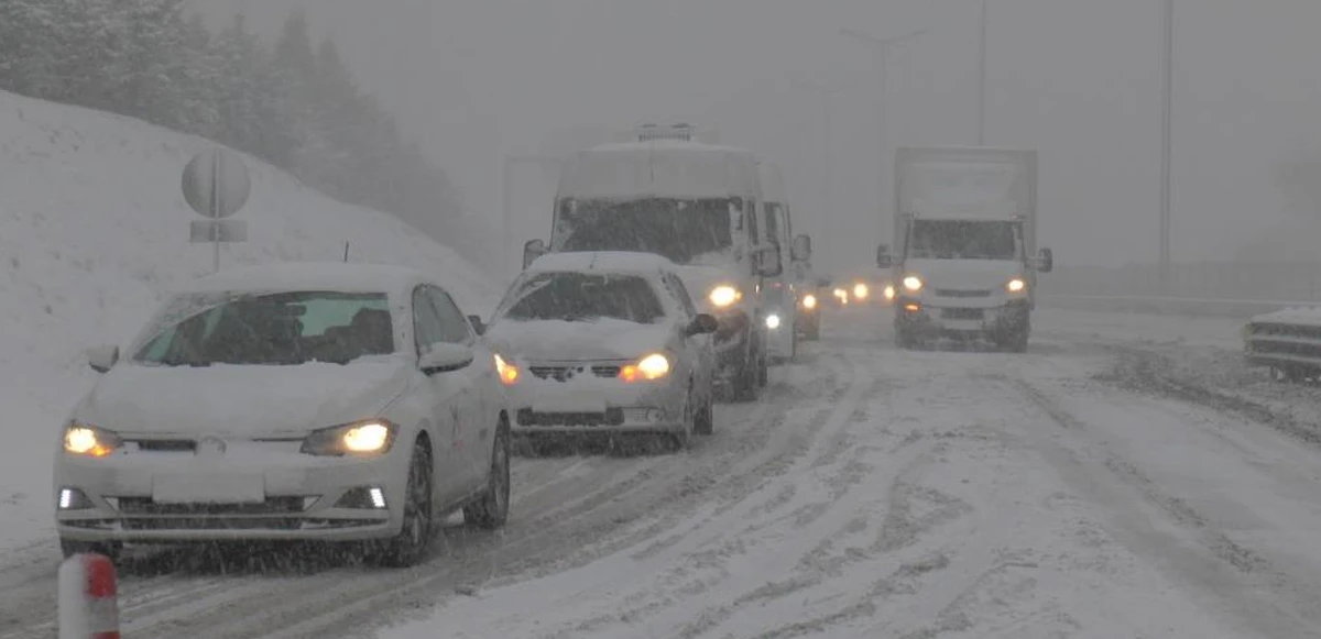 İstanbul'da kar yağışı trafiği altüst etti