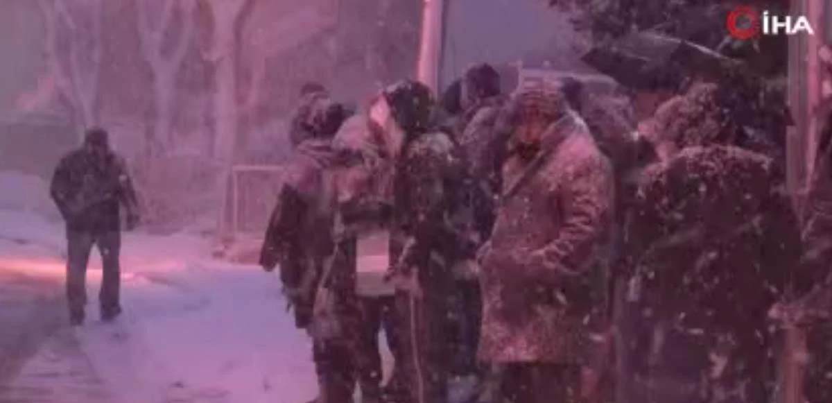 İstanbul'da kar altında işe yetişme telaşı