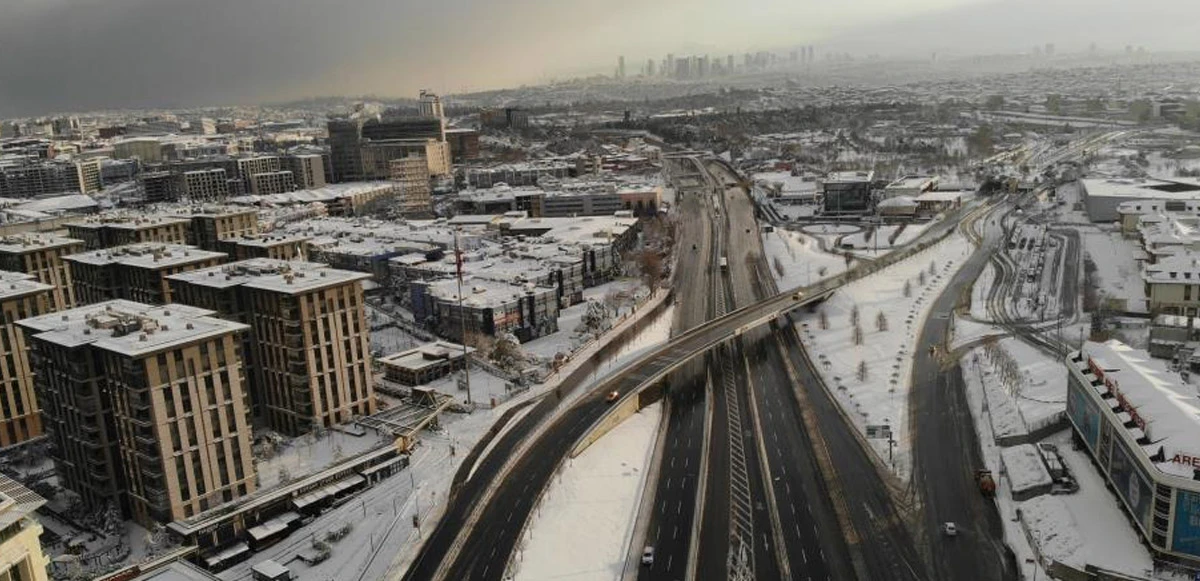 İstanbul'a kar yağdı yollar boş kaldı