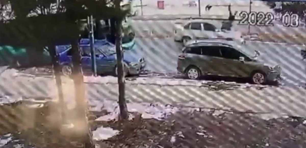 Sivas'ta köpekten kaçan çocuğa otomobil çarptı