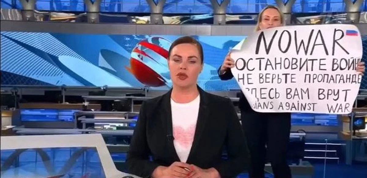 Savaş karşıtı Rus gazeteci gözaltına alındı