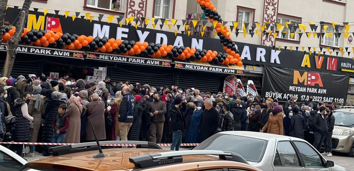 Açılışta uygun fiyat izdihamı
