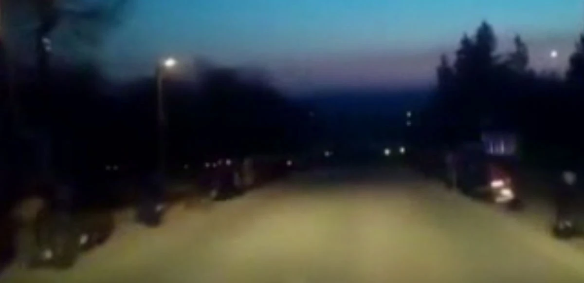 Ölen askeri diz çökerek uğurladılar