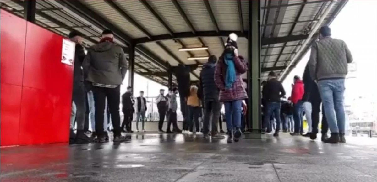 Marmaray’da PKK sloganı atan gruba uçan tekme
