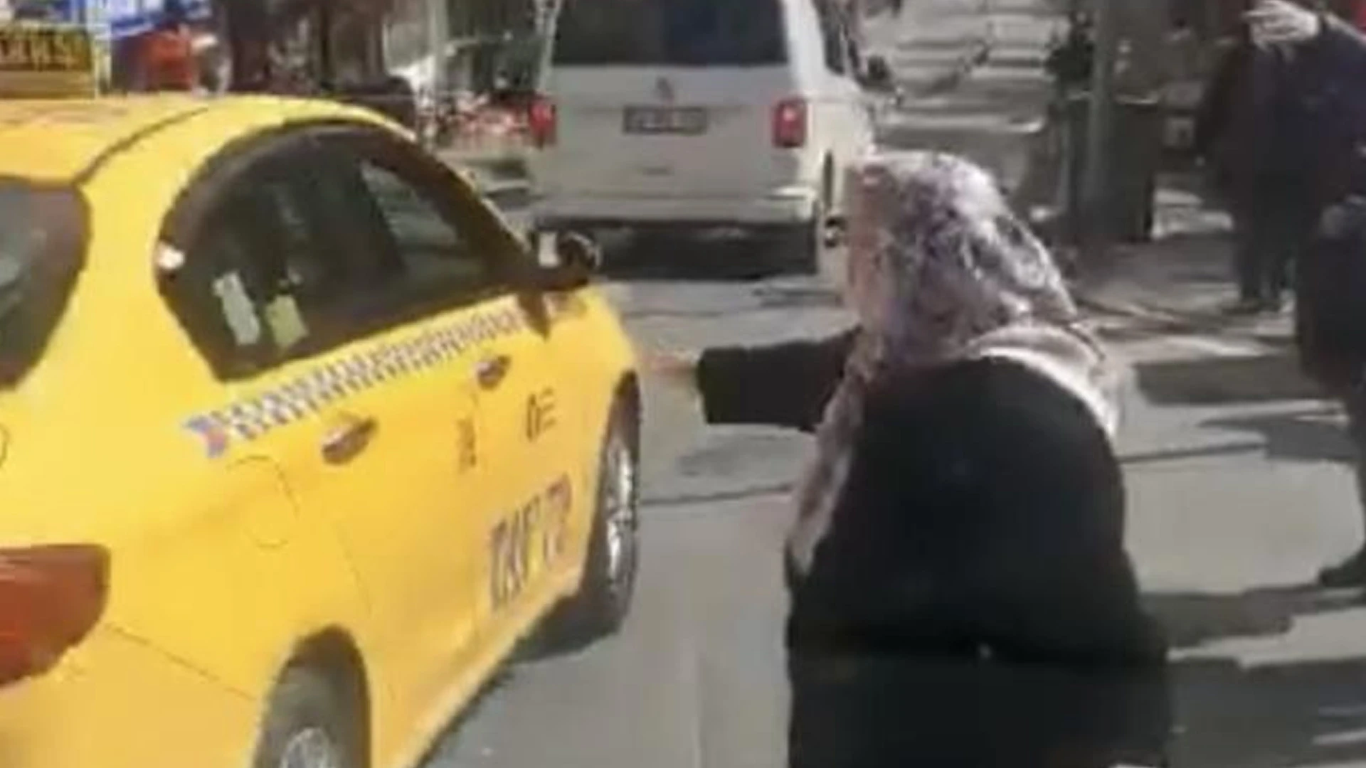 Yaşlı kadından taksiciye yürek burkan yalvarış