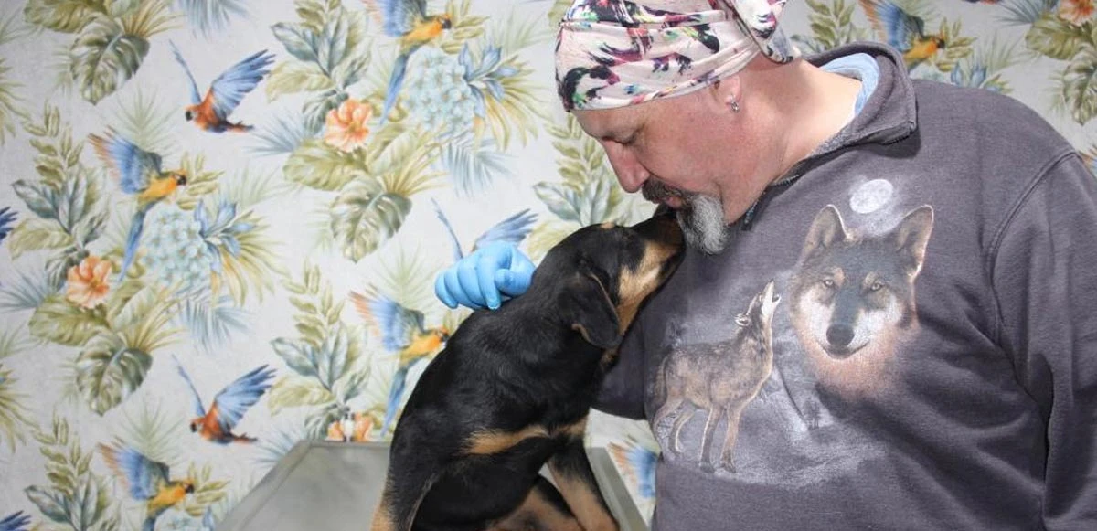 Yavru köpeğe akıl akmaz işkence