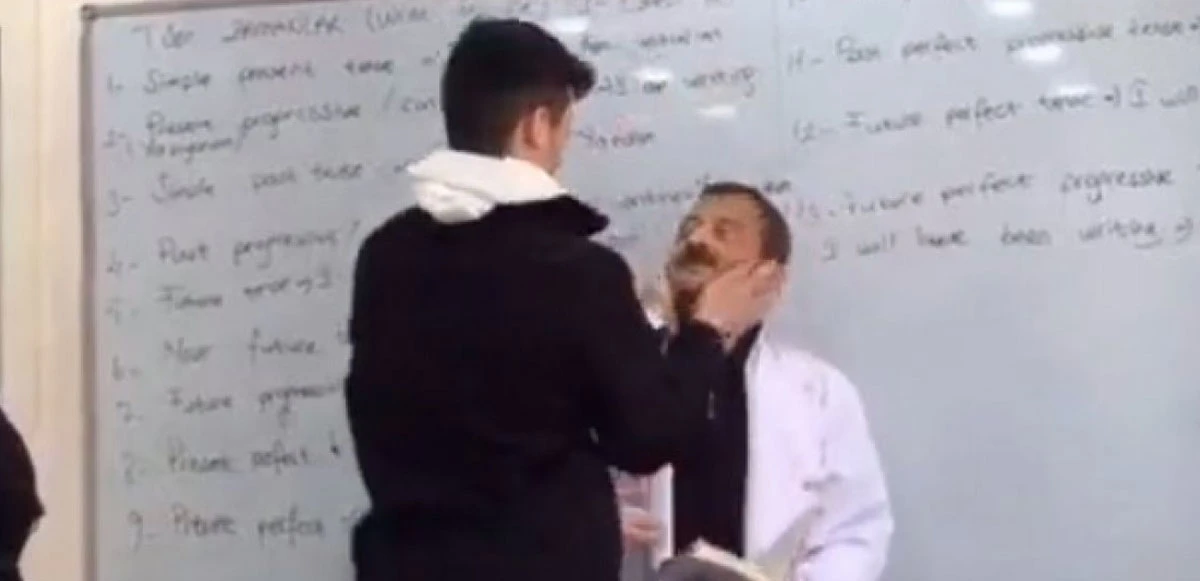 Ders anlatan öğretmene öğrenciden saygısız hareket