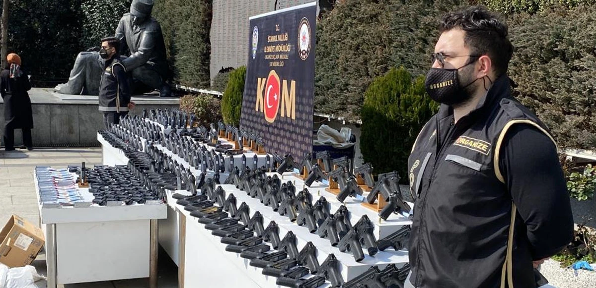 Silah kaçakçılarına büyük darbe! Yüzlerce silah ele geçirildi