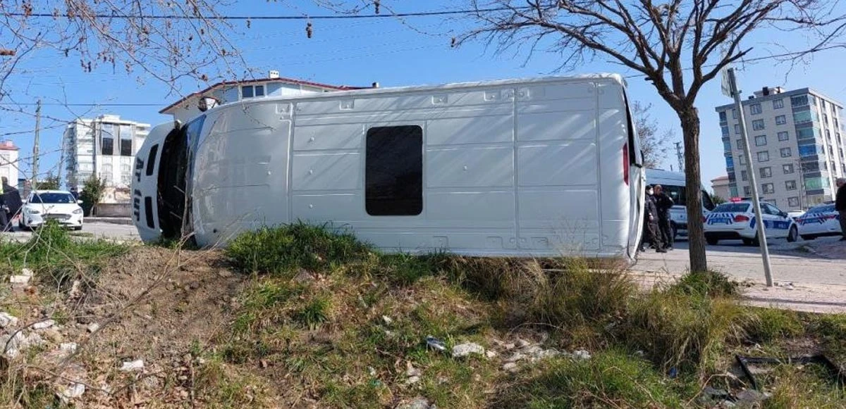 Samsun'da öğrenci servisi devrildi