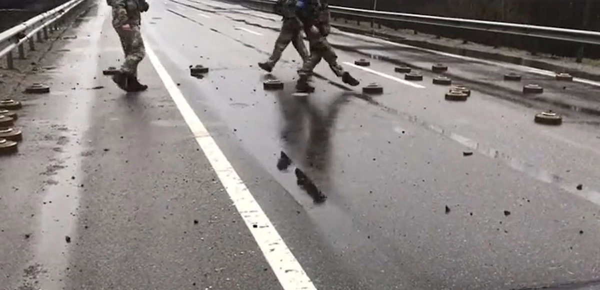 Ukraynalı askerler elleri ceplerinde mayın tekmeledi