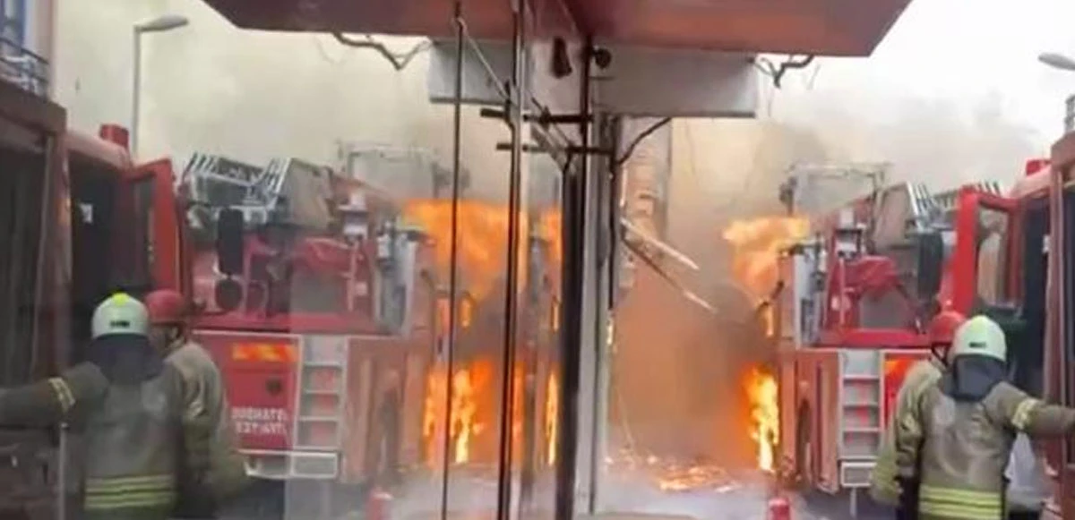İstanbul'da korkutan yangın: İtfaiye aracı alev topuna döndü