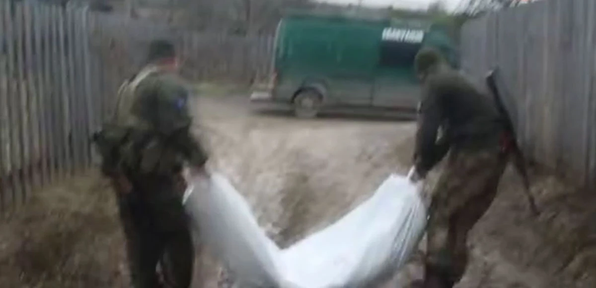 Ukrayna sokaklarından cansız bedenler toplanıyor