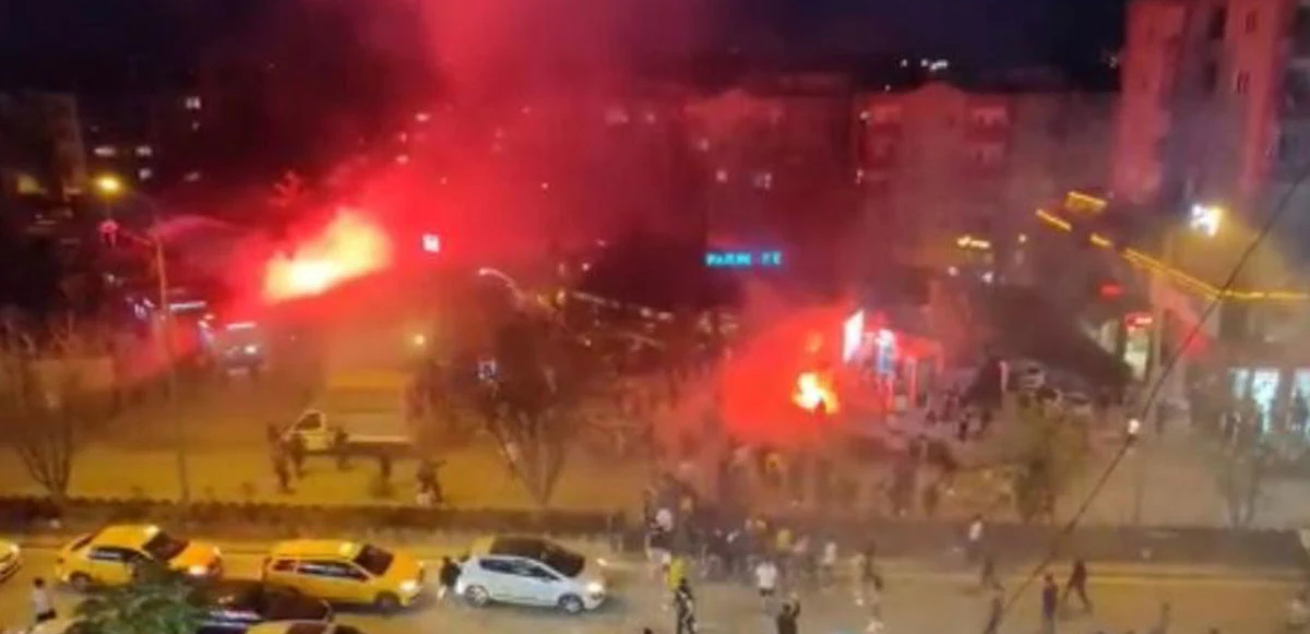 Fenerbahçe ve Galatasaray taraftarı birbirine girdi! Meşaleler havada uçuştu