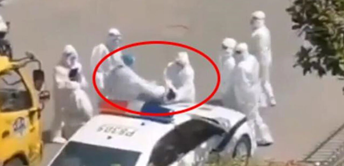 Şangay'da karantinaya girmek istemeyen bir kişi tekme tokat dövüldü