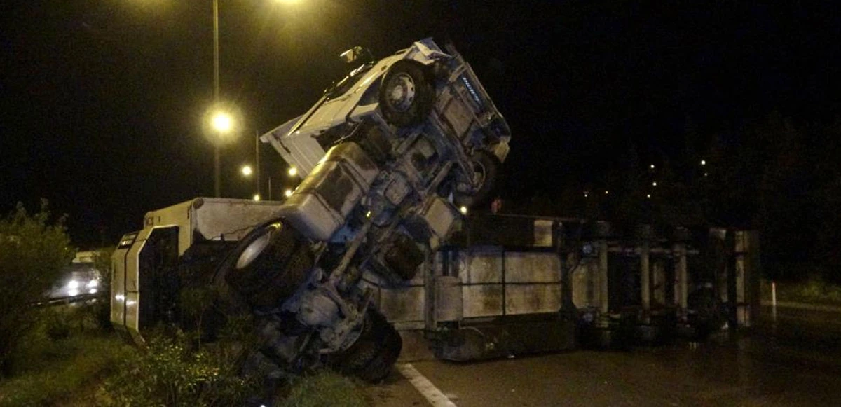 Devrilen tır şaha kalktı: 3'ü polis 5 yaralı