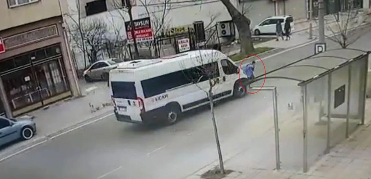 Köpekten kaçan çocuğa minibüs çarptı