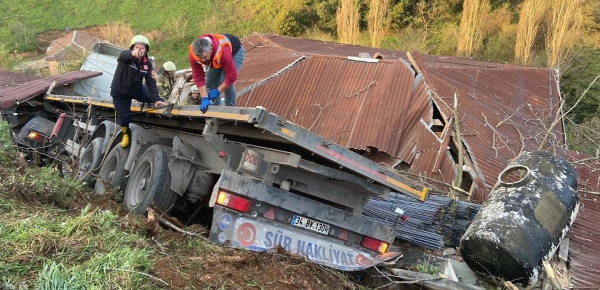 Gecekondunun üstüne tır devrildi: 6 yaralı