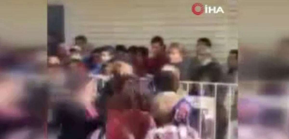 Kadınlar sıra için saç saça baş başa kavga etti