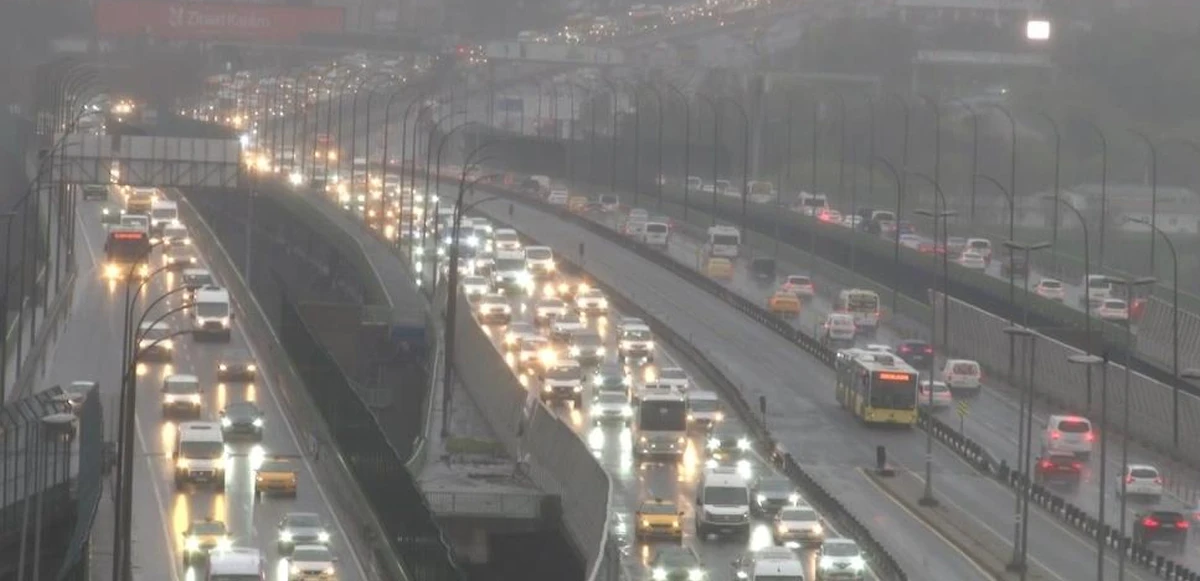 İstanbul güne yağmurla uyandı, trafik yüzde 65'e ulaştı