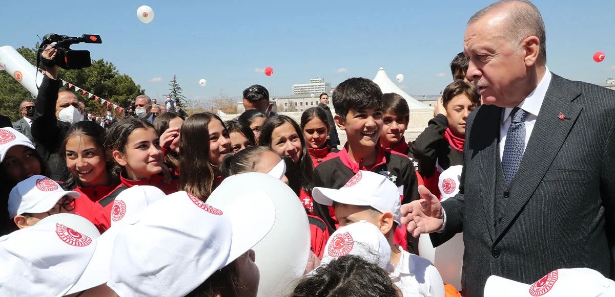 Cumhurbaşkanı Erdoğan, Meclis’te çocuklarla sohbet etti
