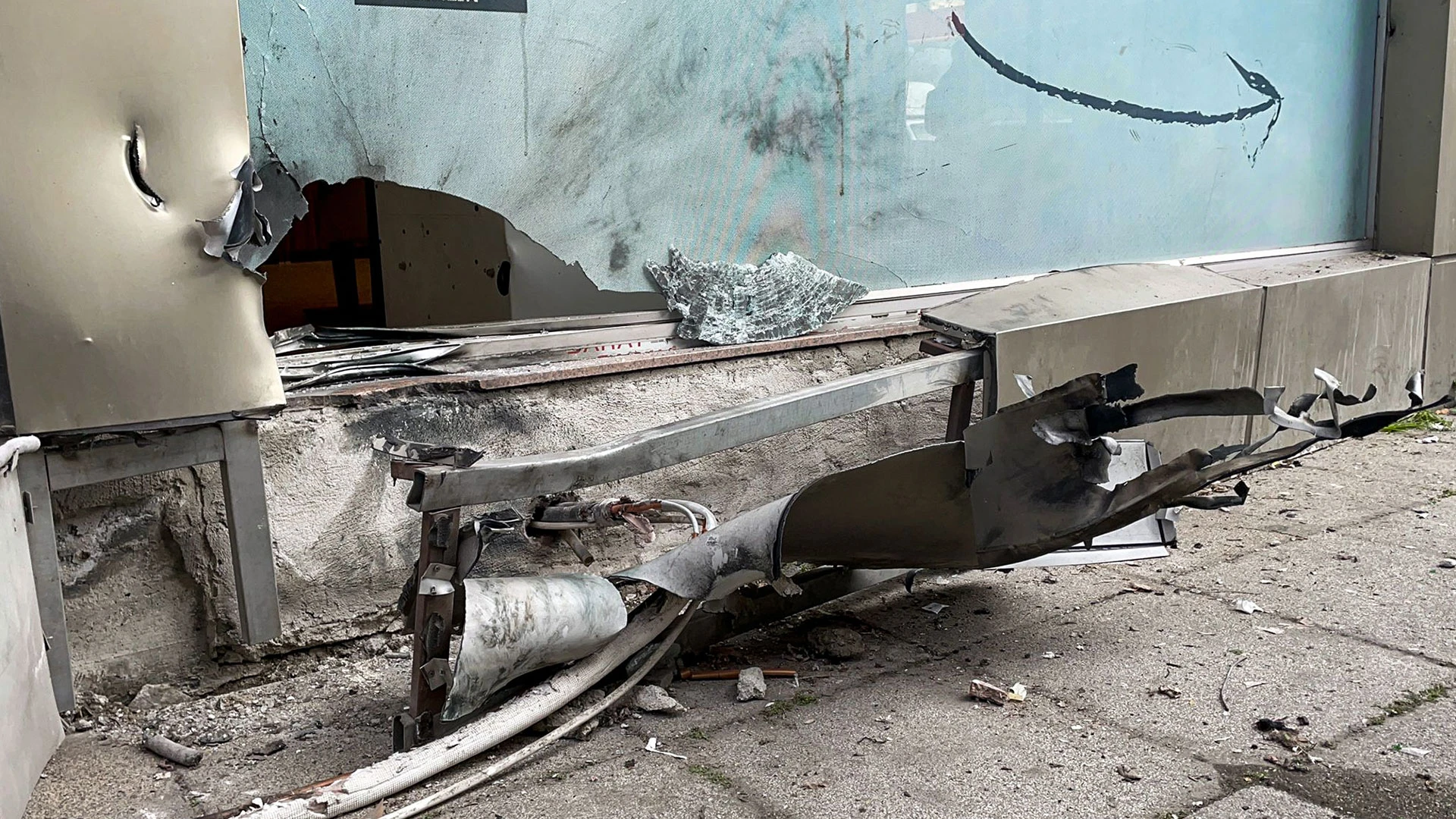 TÜGVA binasında patlama: Bombanın bırakıldığı anlar kamerada