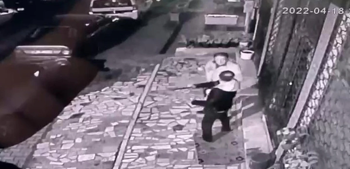 Döner bıçağıyla saldırdı, ailesinin yaşadığı evi taşladı