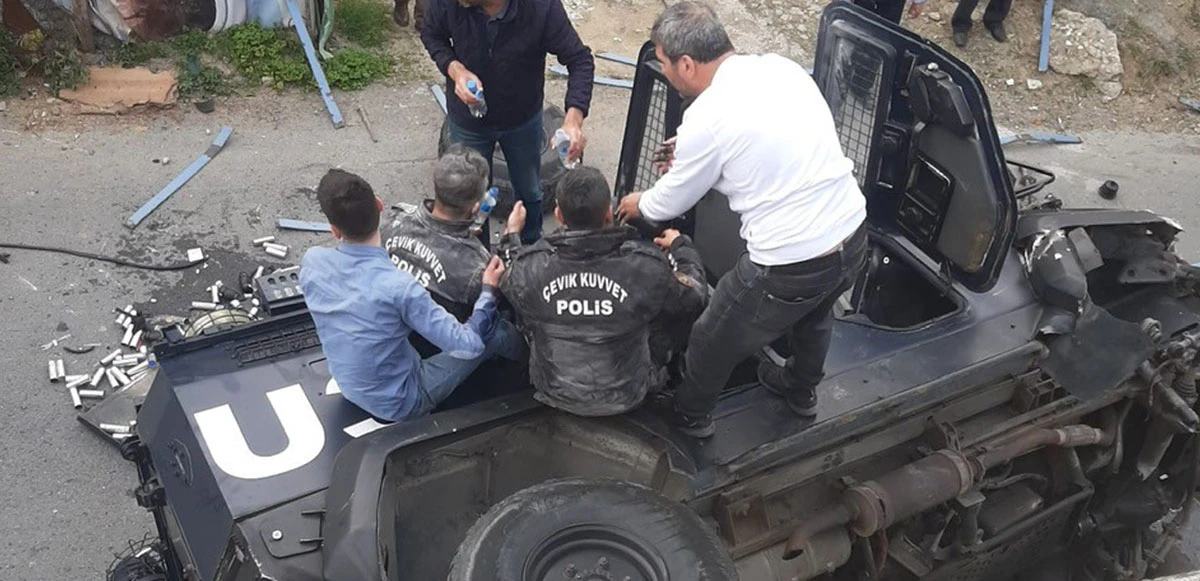 Sarıyer'de polislerin zırhlı aracı kaza yaptı