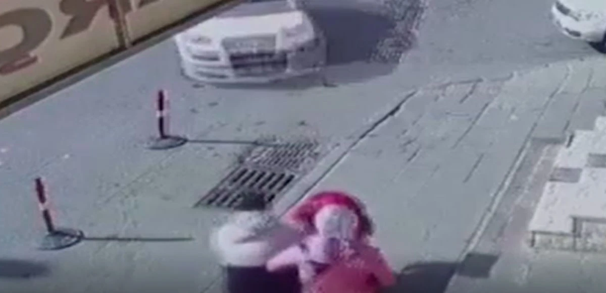 Ters istikamette giden araç kaldırımdaki aileyi biçti