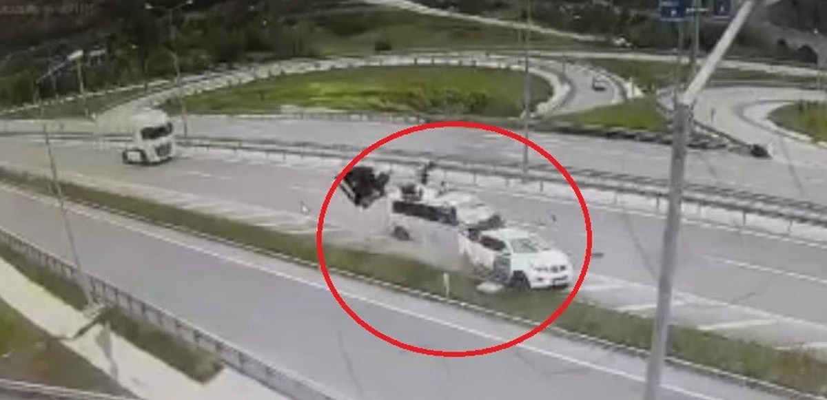 Minibüs yol kenarındaki pikaba çarptı: 2 ölü, 6 yaralı