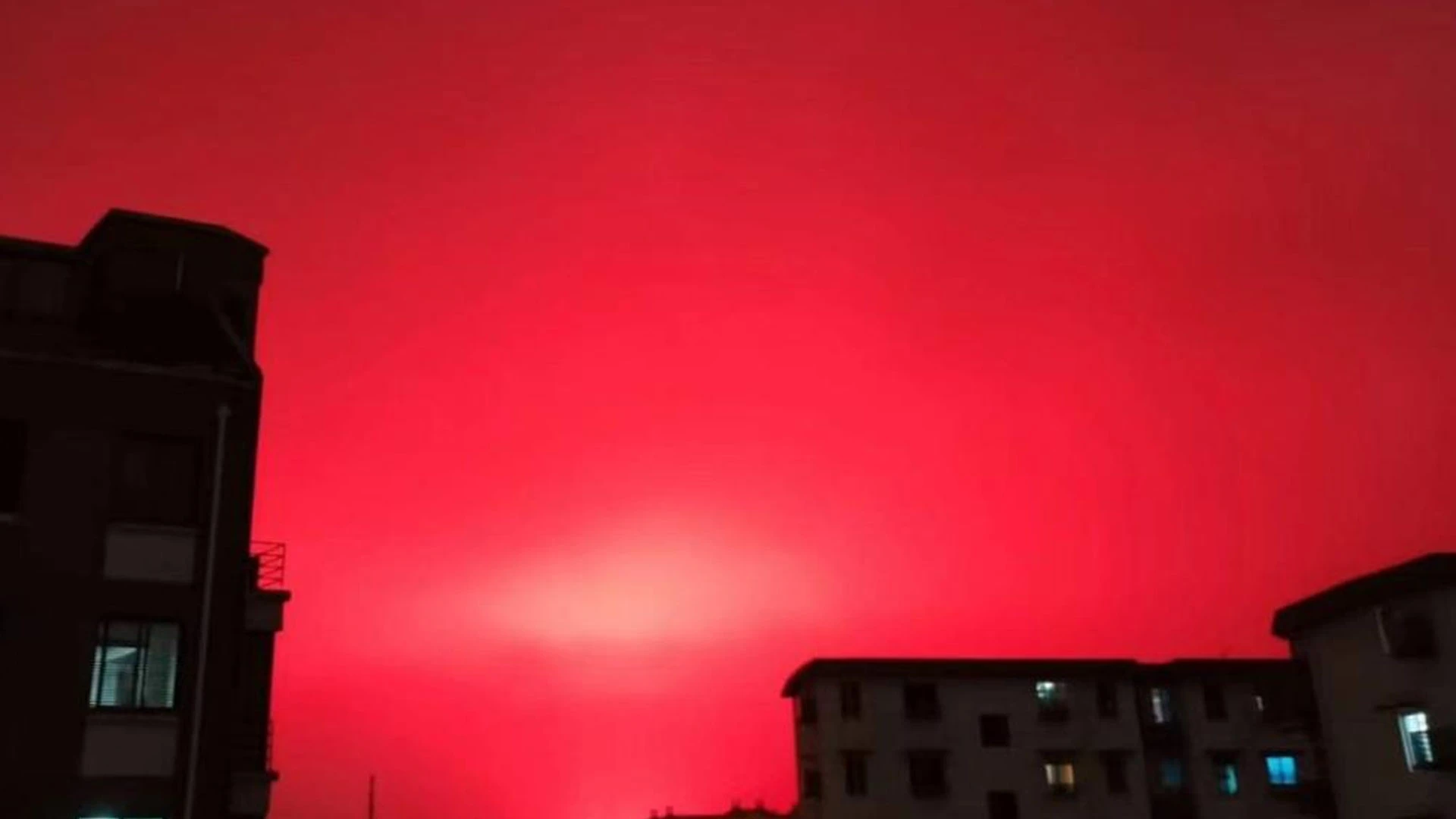 Çin'de kızıla bürünen gökyüzü sosyal medyayı salladı