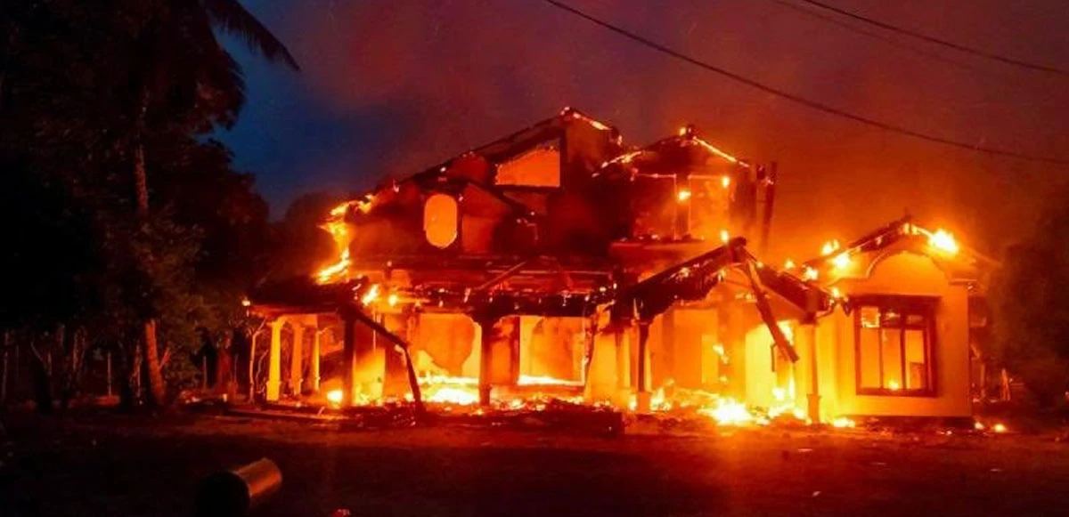 Göstericiler başbakanın ve siyasilerin evlerini yaktı