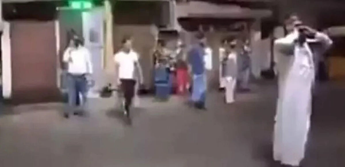 Ezan sesinin kısılmasına Müslümanlardan protesto