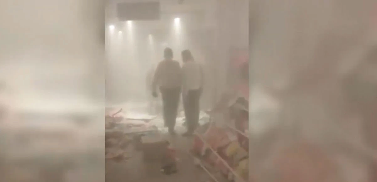 AVM'de göçük: Mağazanın tavanı çöktü