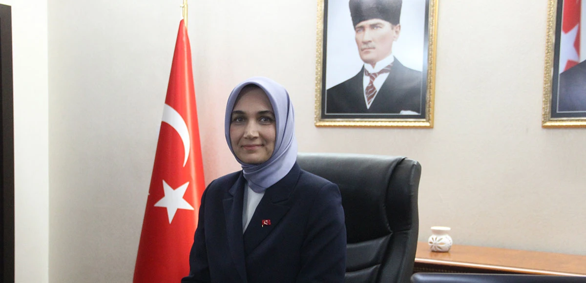 Türkiye'nin ilk başörtülü valisi göreve başladı