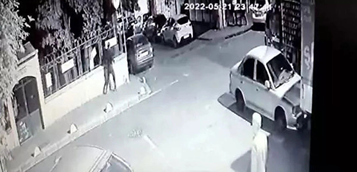 Hadis-i şerif yazılı kağıtları yırtan şüpheli kaçtı