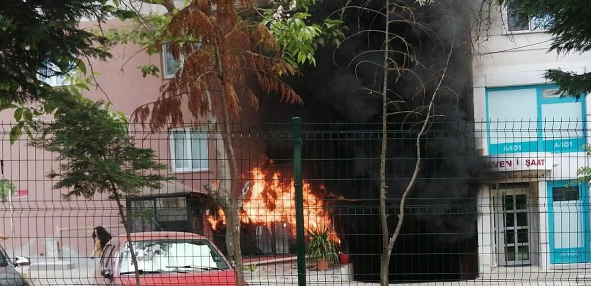 Hem mala hem cana geldi! Yangını söndürmek isteyen esnaf alevlerin arasında kaldı