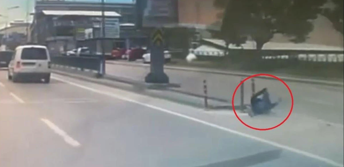 Minibüs şoförü hatalı şerit değiştirdi, motosikletli ölümden döndü
