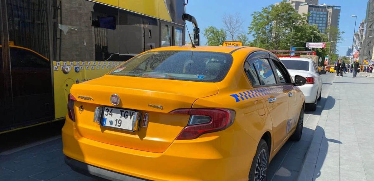 Taksicilerin bahanesi bitmedi! Sosyal deney yaptı, kısa mesafe kabul eden sürücüye ödül verdi