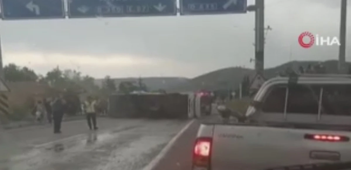 Romanya uyruklu turistleri taşıyan midibüs devrildi: 22 yaralı